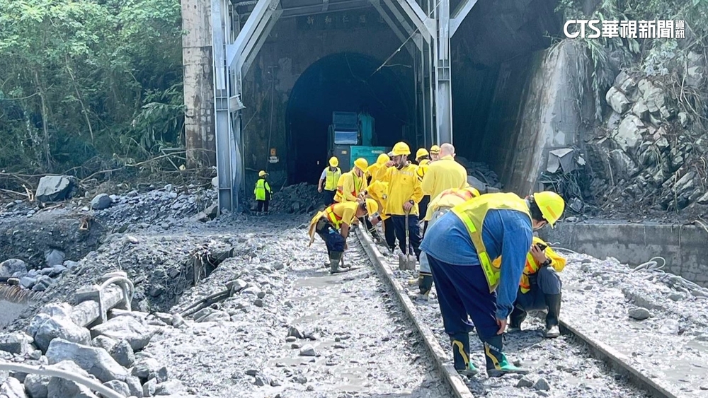 雨炸花蓮土石流淹鐵軌！　台鐵：估5/24雙線雙向通行