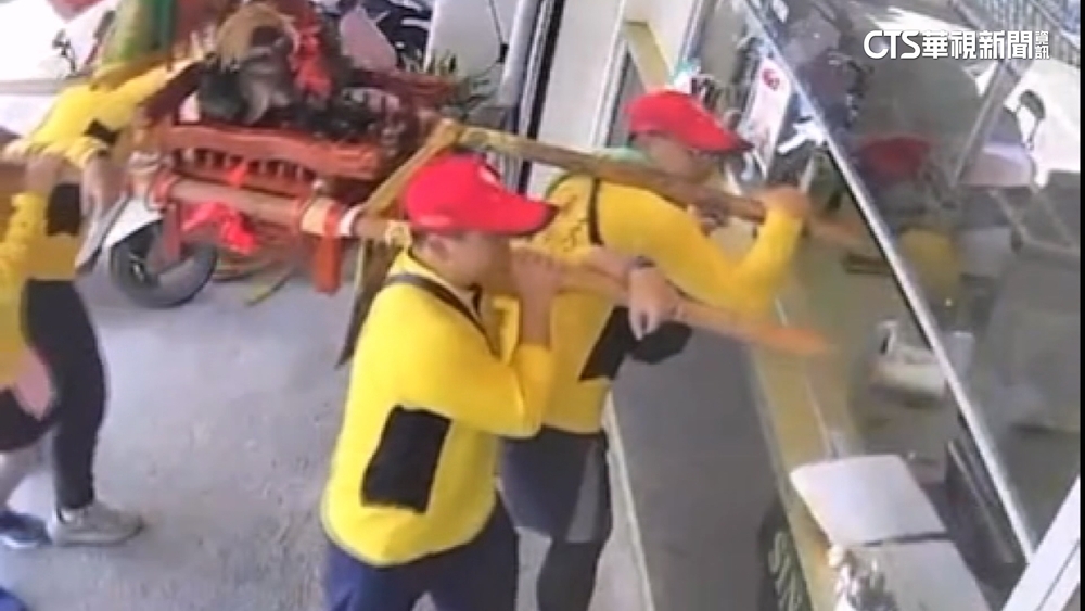 神轎遶境直衝飲料店「撞破玻璃」　業者：口渴了？