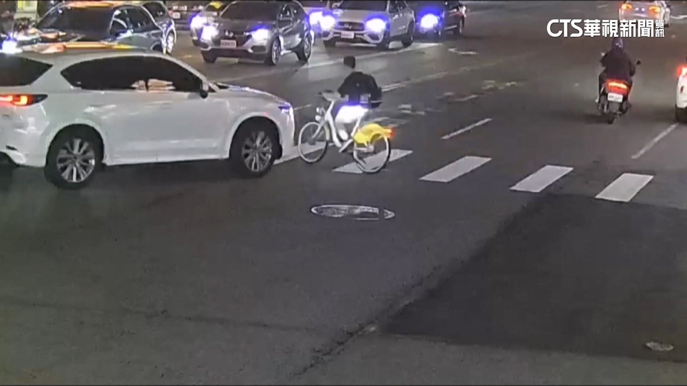 逢甲商圈國中生遭撞卡車底　逾10民眾抬車救人