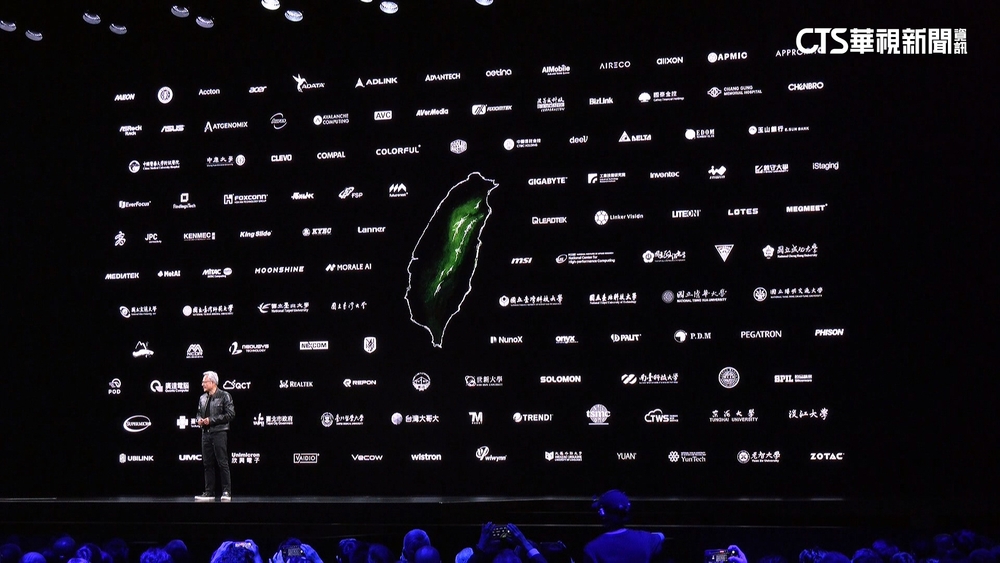 黃仁勳演說台廠「大咖全到」！　背板秀逾百家好夥伴