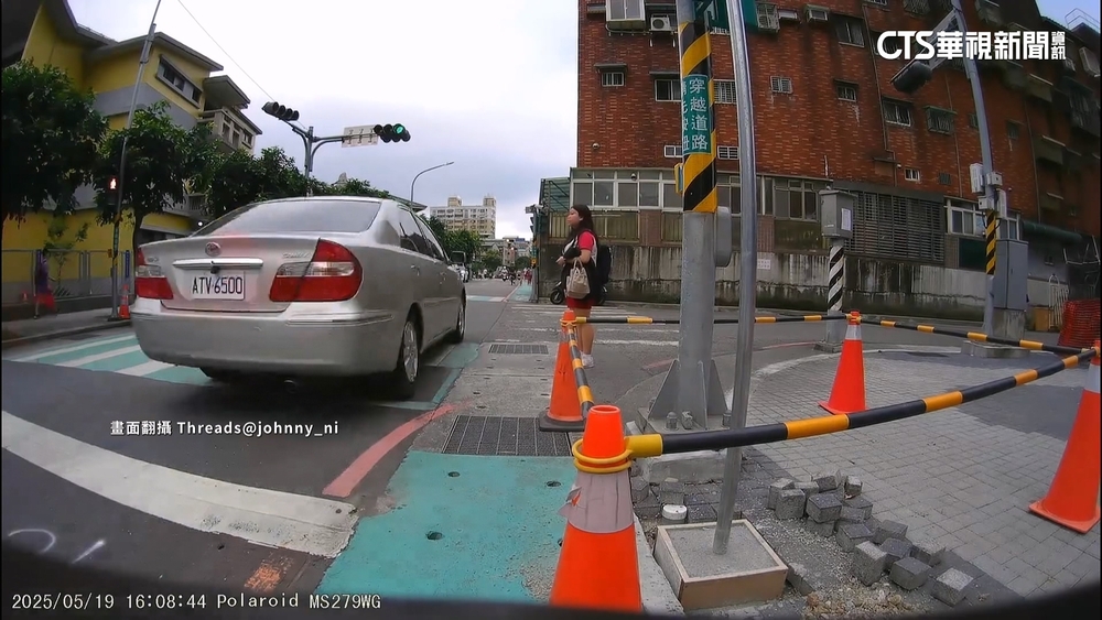 三峽重大車禍！　轎車暴衝撞人前「巷子一路狂飆」