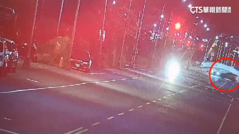 高雄凌晨車禍　疑支道車未禮讓幹道車釀翻覆