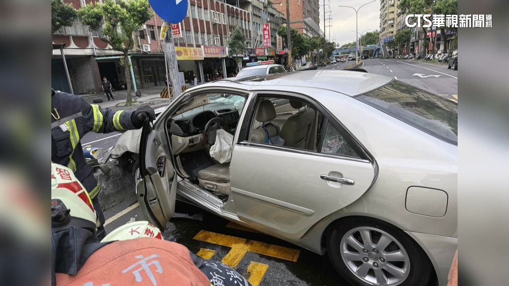 三峽重大車禍！　轎車暴衝撞人前「巷子一路狂飆」