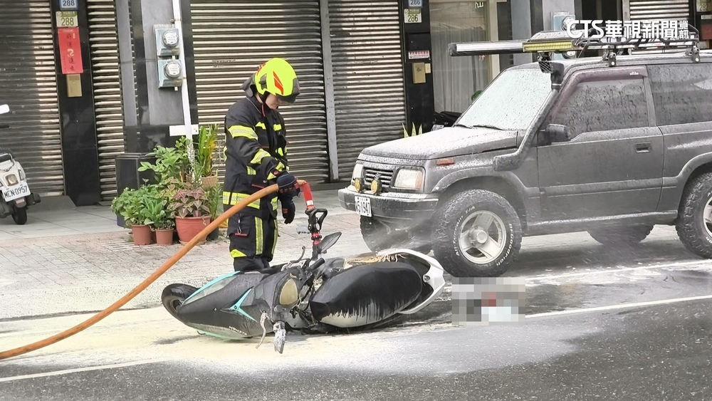 微電車起火少年硬騎不停！　警急攔人助滅火