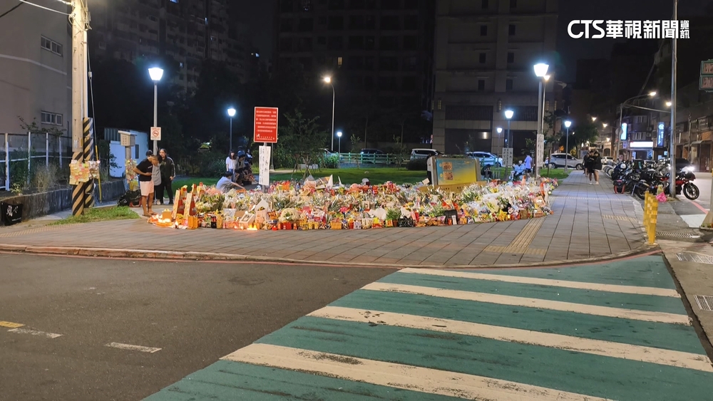 不捨！　三峽車禍路口擺滿鮮花　民眾淚悼小天使