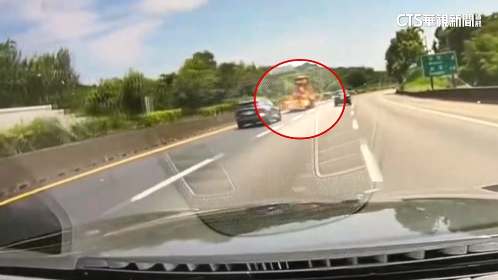 差1秒！休旅車駕駛恍神險撞緩撞車　緊急右轉急閃