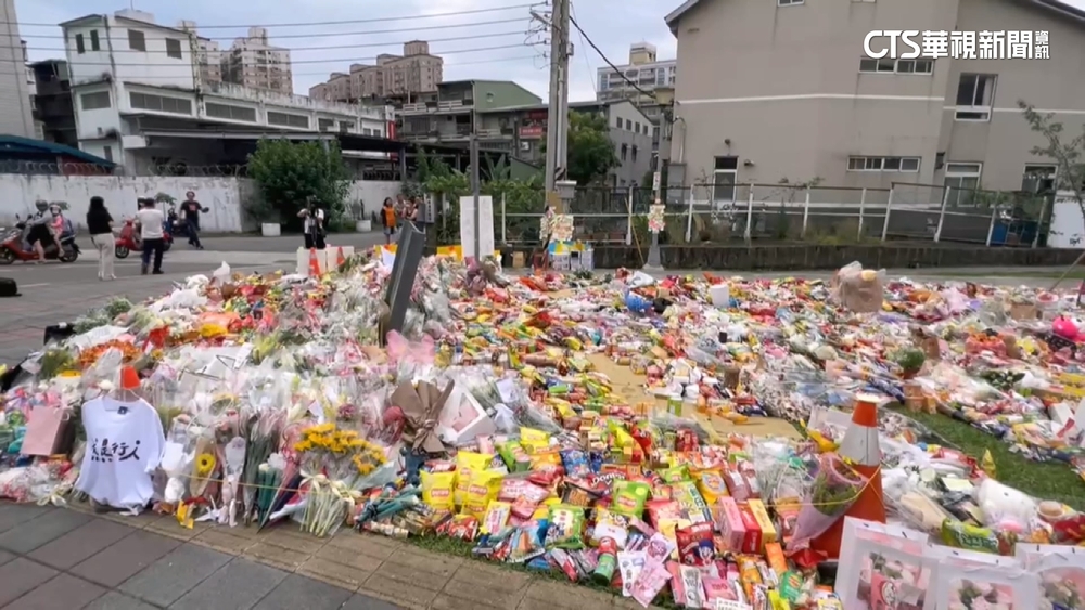 三峽車禍2國中生喪命　民眾不捨路口擺花悼念