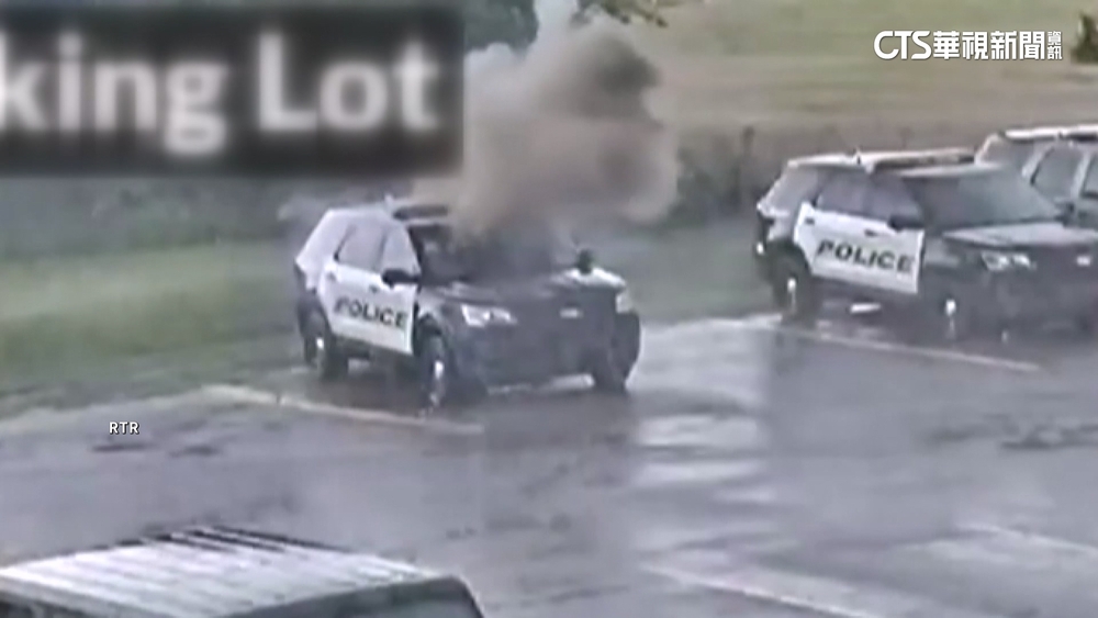 極端氣候襲美！　閃電擊中警車爆巨響