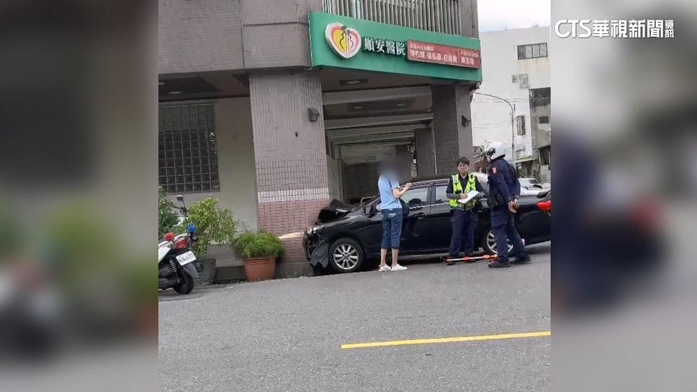 彰女校門外轎車暴衝！　撞對面醫院門柱險傷人