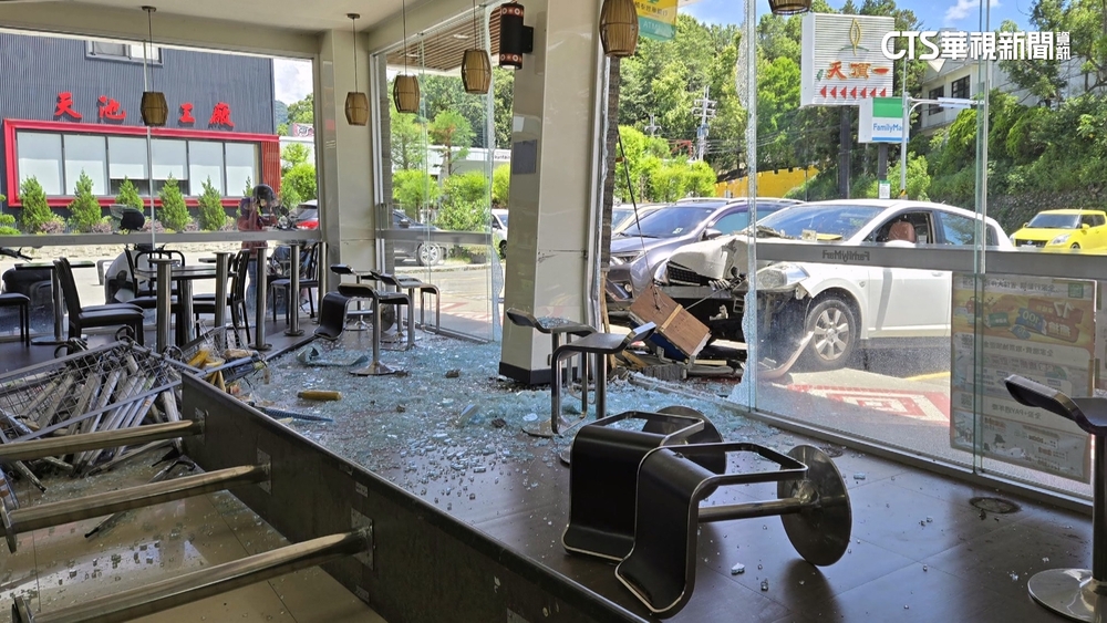 砰！轎車撞超商柱子.落地窗全碎　女駕駛：踩不到剎車