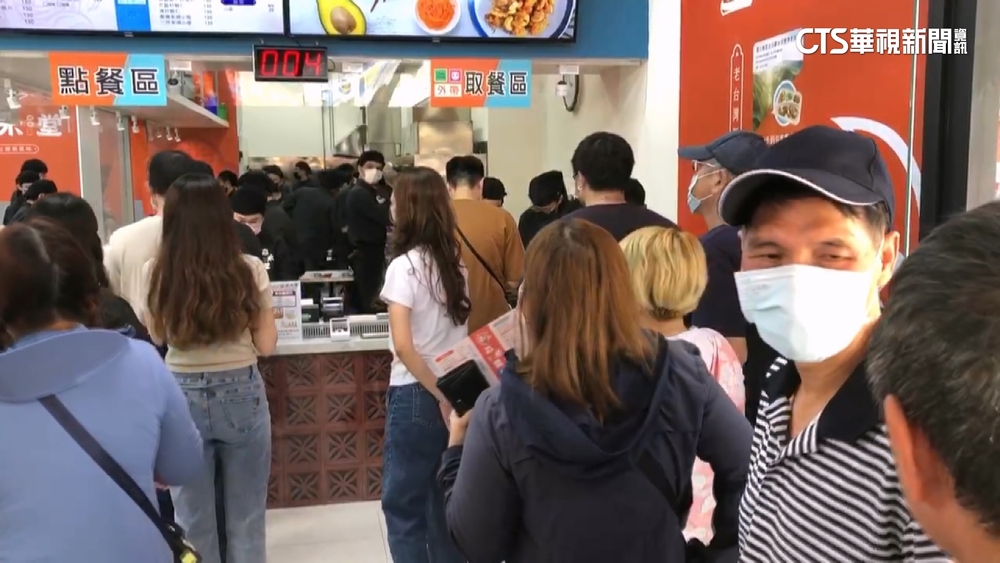 連鎖品牌平價簡餐！開幕半價60元　民眾大排長龍