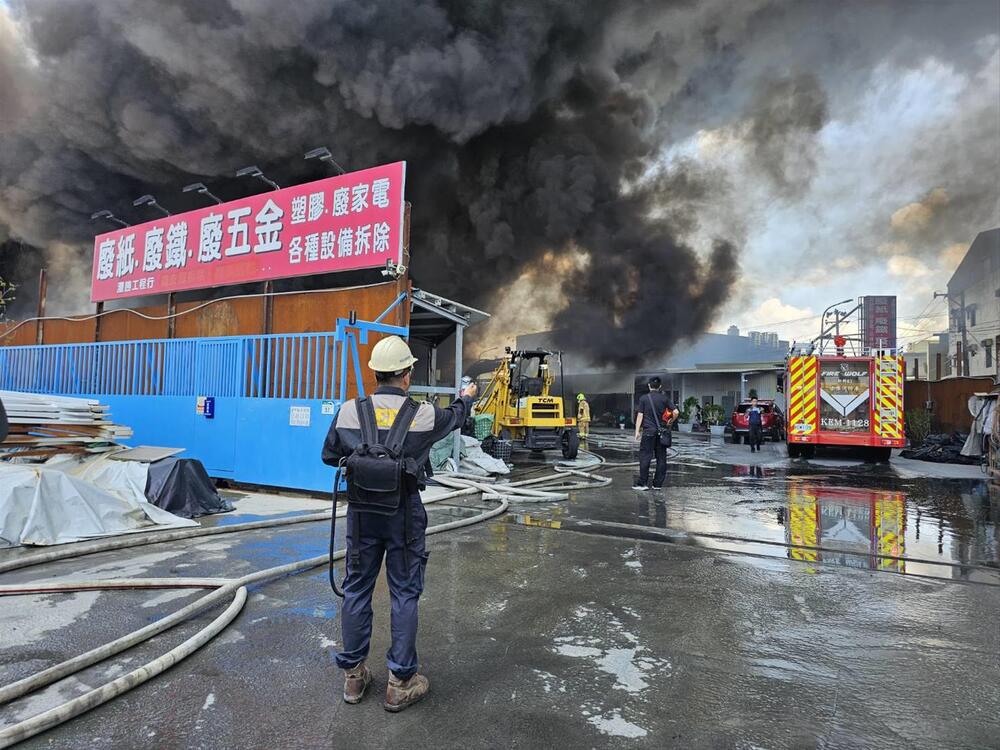 高雄仁武區塑膠倉庫火警釀空污　環保局出手開罰