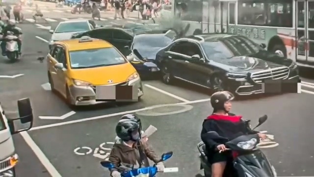 北市重慶南路一段轎車暴衝撞4車　造成8人受傷