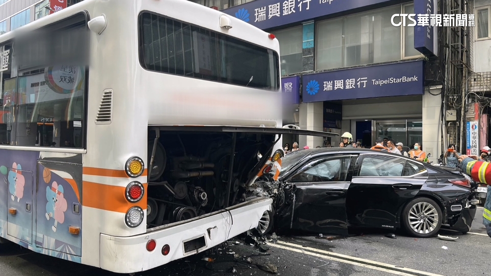 78歲駕駛「無照暴衝」！　闖燈「兩波衝撞」殃4車8傷