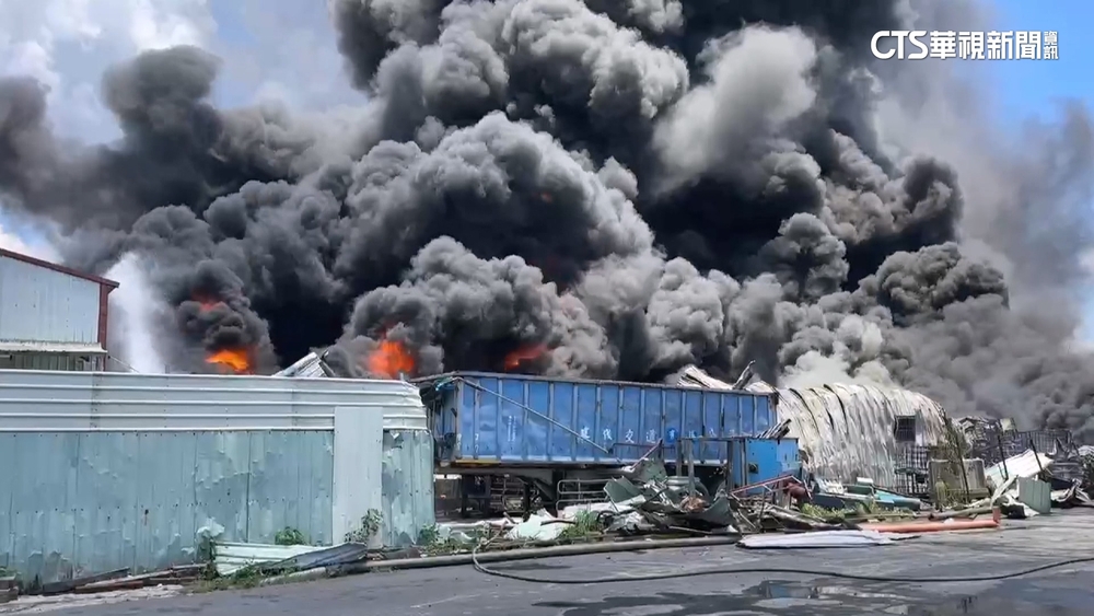 高雄仁武塑膠倉庫大火　濃煙擴散吞噬周遭大樓住宅