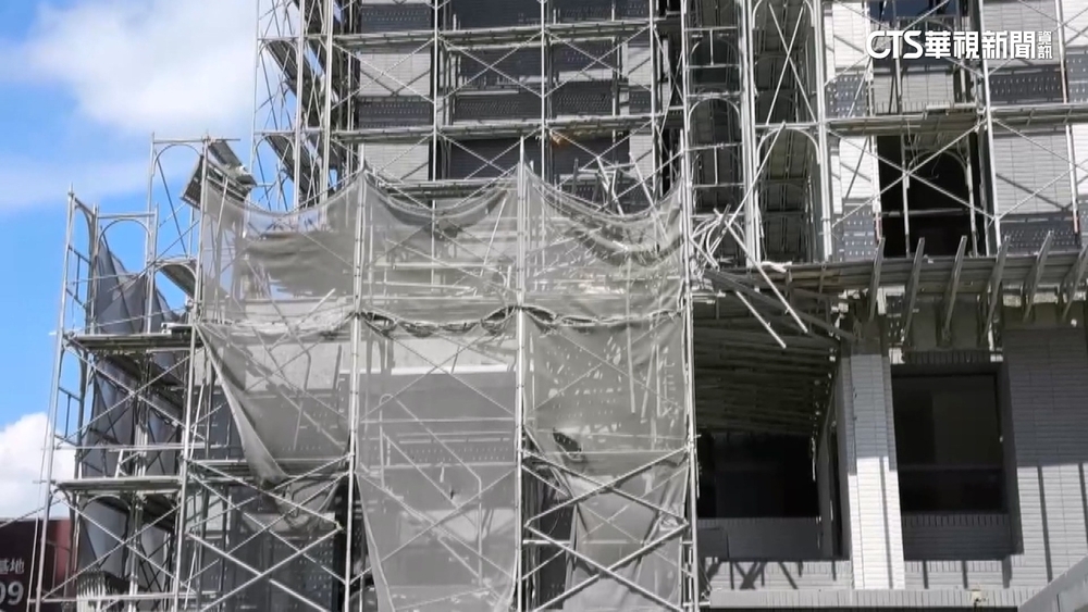 鷹架塌搶快拆除出事？　專家：鷹架「繫牆桿」拆過多致結構不穩