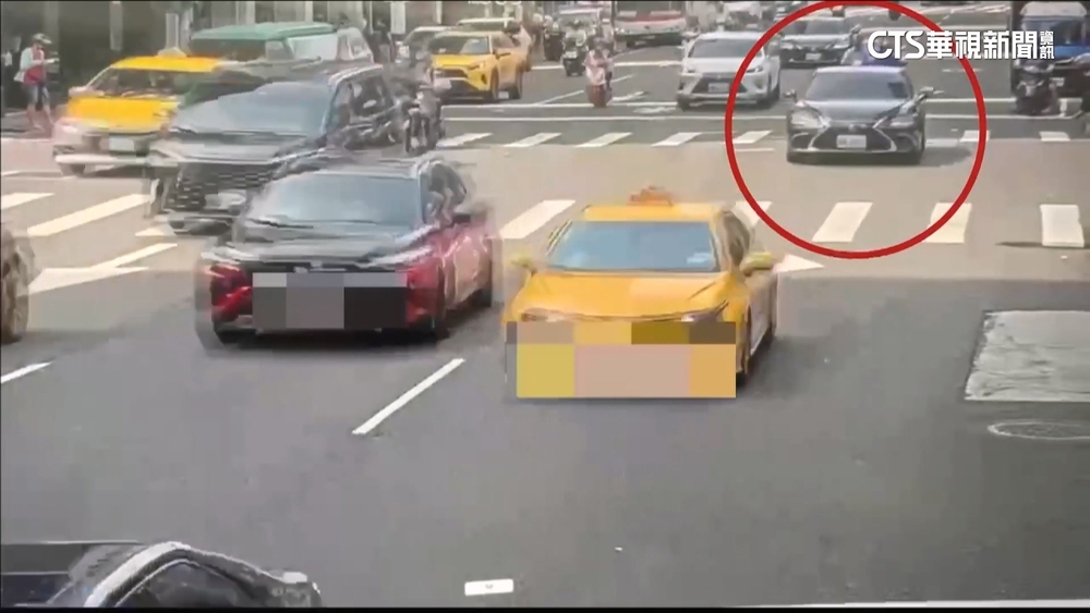 北市車輛暴衝關鍵？　78歲老董車驚見「腳踏墊蓋油門」