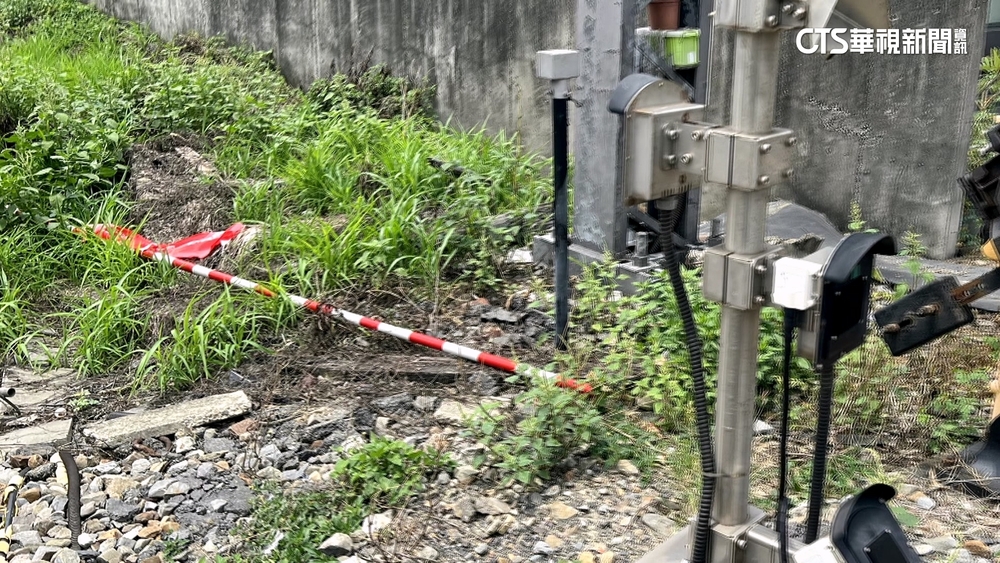 火車來了！　柵欄升起3秒又放下　貨車撞斷柵欄逃命