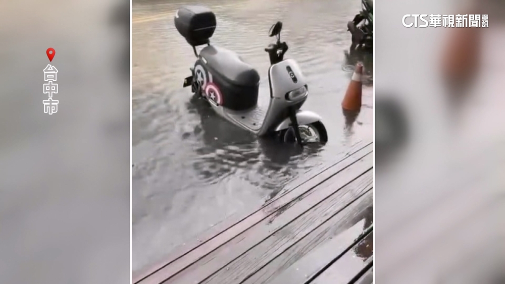 豪雨炸中台灣　烏溪暴漲困釣客.靜宜大學內出現小河