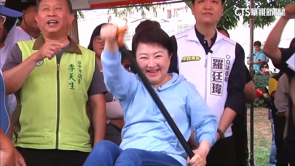 選黨魁起手式？　盧秀燕划龍舟喊：測試團隊會否翻船