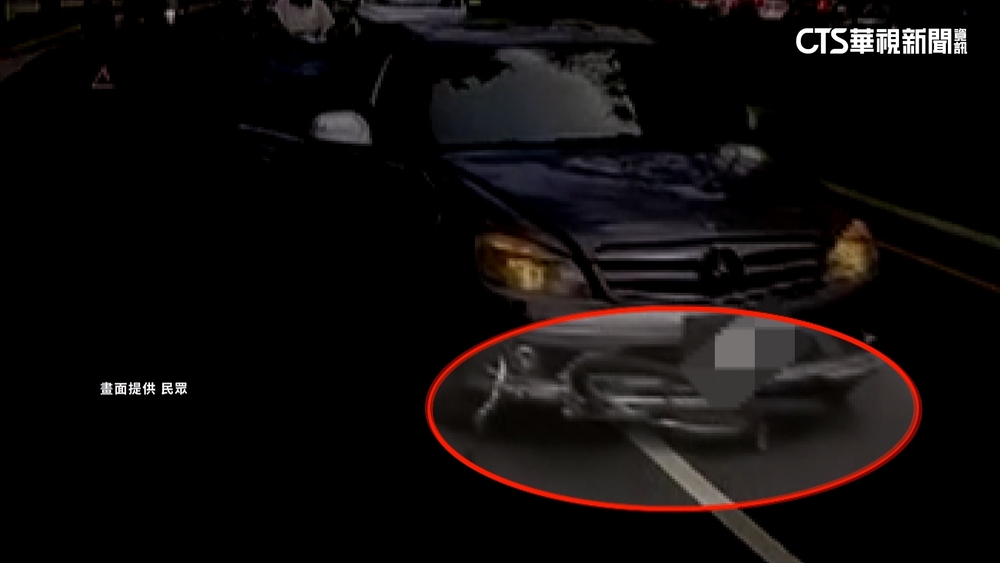高雄惡劣肇逃！名車撞少年　「門沒關」頂單車落跑