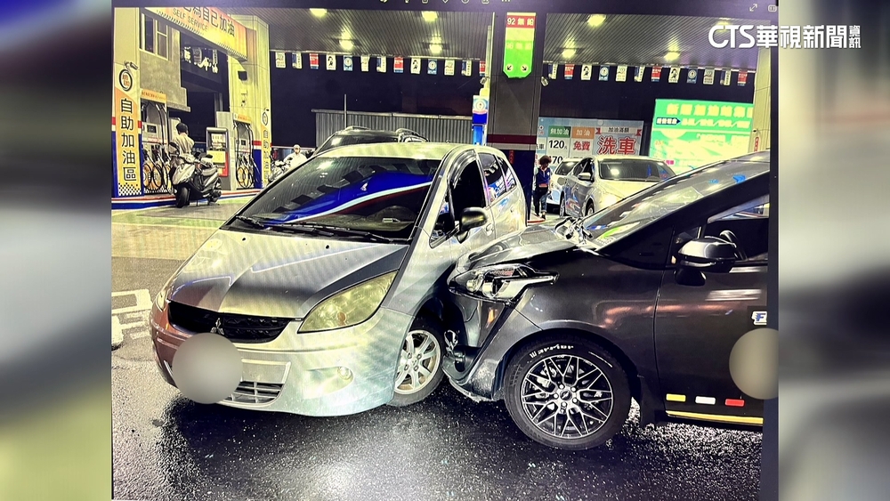 洗車插隊被罵不滿？　男突倒車撞喊「暴衝啦」