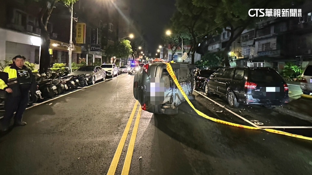 六旬婦凌晨開車疑精神不濟　自撞路邊2車翻覆受困