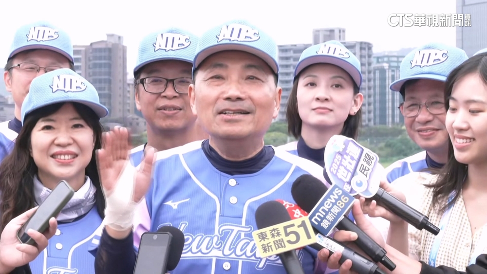 慢壘球「雙北大戰」　侯友宜接高飛球與隊友相撞掛彩