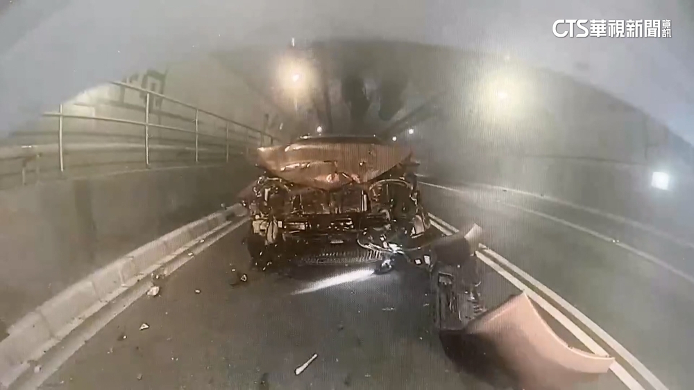 北市文山隧道轎車猛撞前車「車頭全毀」　2人傷送醫