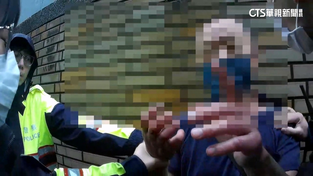 狹路相逢！　桃園中壢2男當街扭打　目擊民眾急報警
