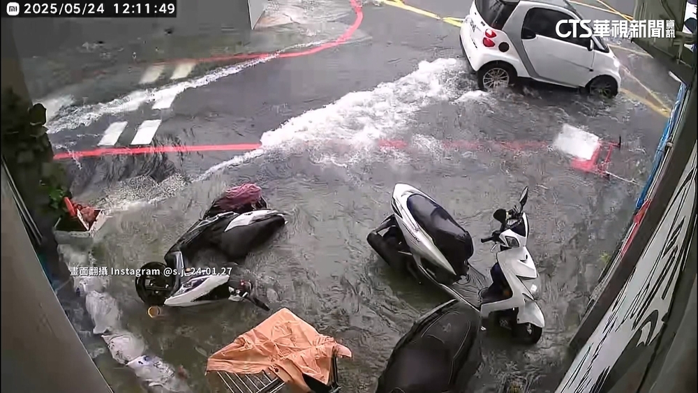 豪雨狂炸！　髮廊外成水樂園　積水如海浪打進店內