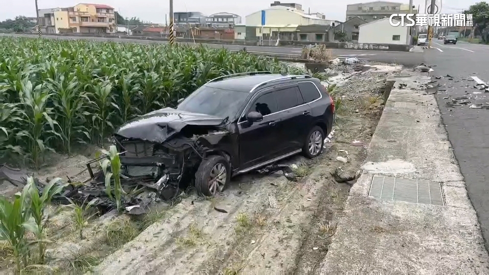 雲林2車路口相撞衝入田裡　5人受傷全送醫