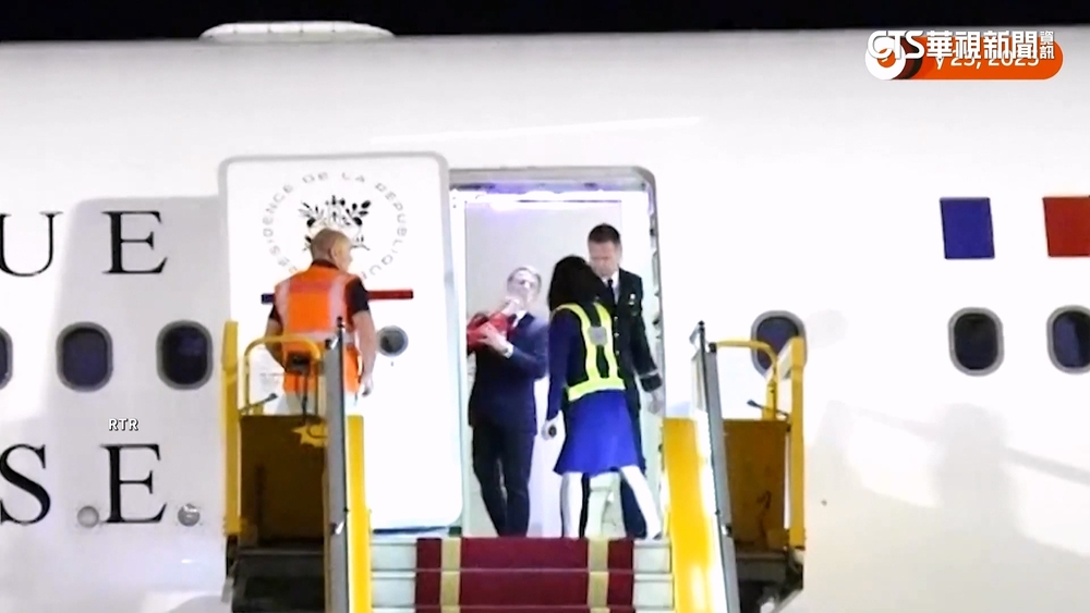 馬克宏訪越！　下機前遭夫人推臉瞬間全被拍