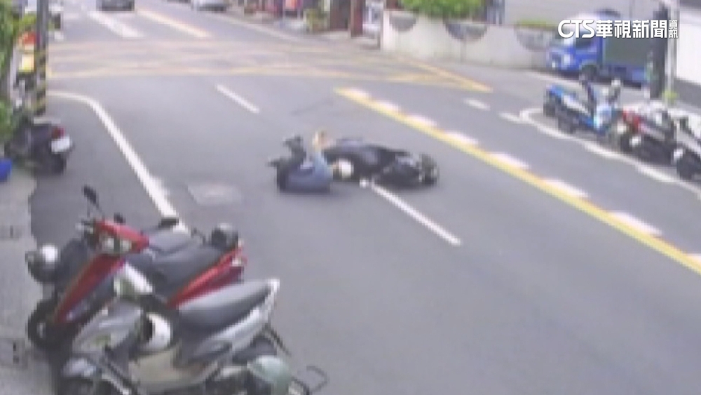 高雄大貨車闖禍！　勾落電線害騎士連人帶車噴飛