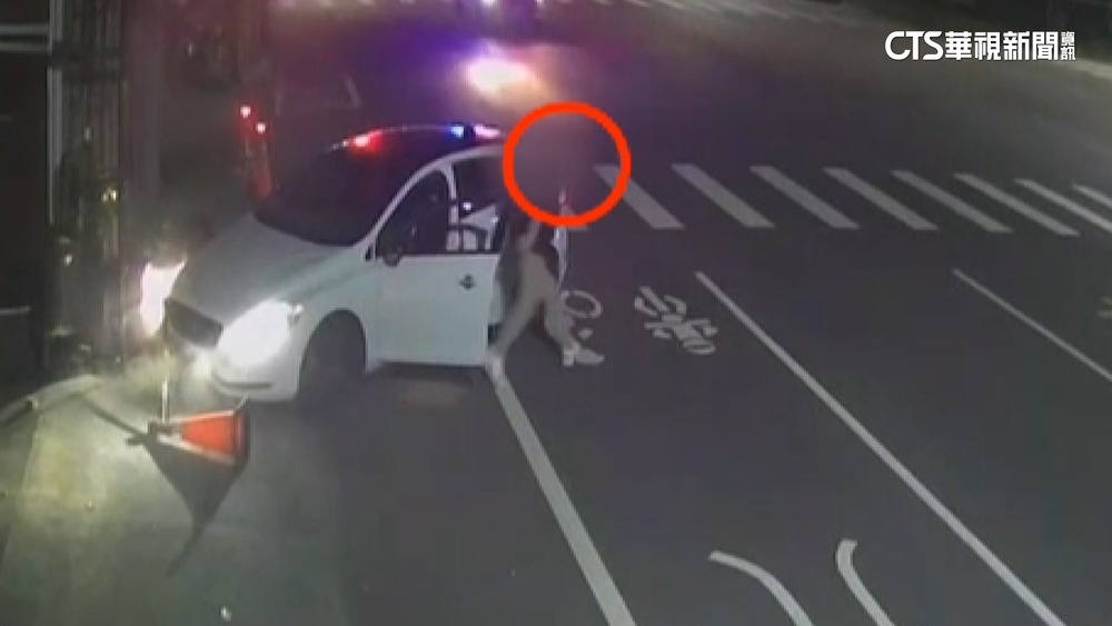 見警車加速逃！　男開車自撞栽了　一查是毒品通緝犯