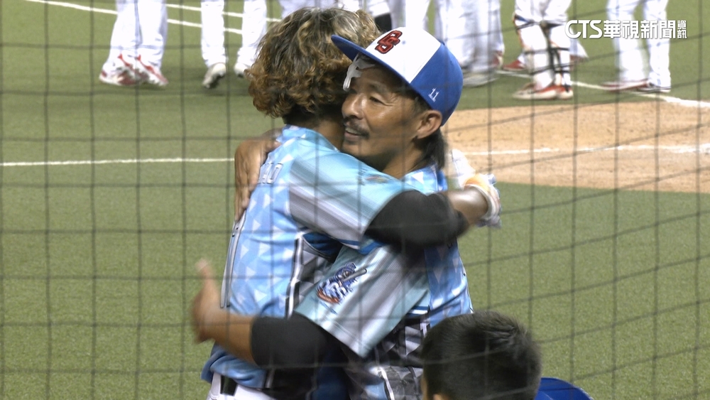 力挺「歐吉桑」棒球夢！　藍波老師女兒熱血應援