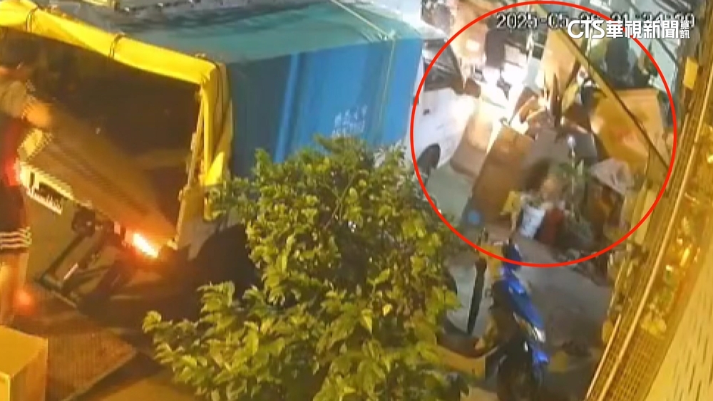 「保麗龍山」堵家門屋主傻眼　監視器揪2貨車亂丟