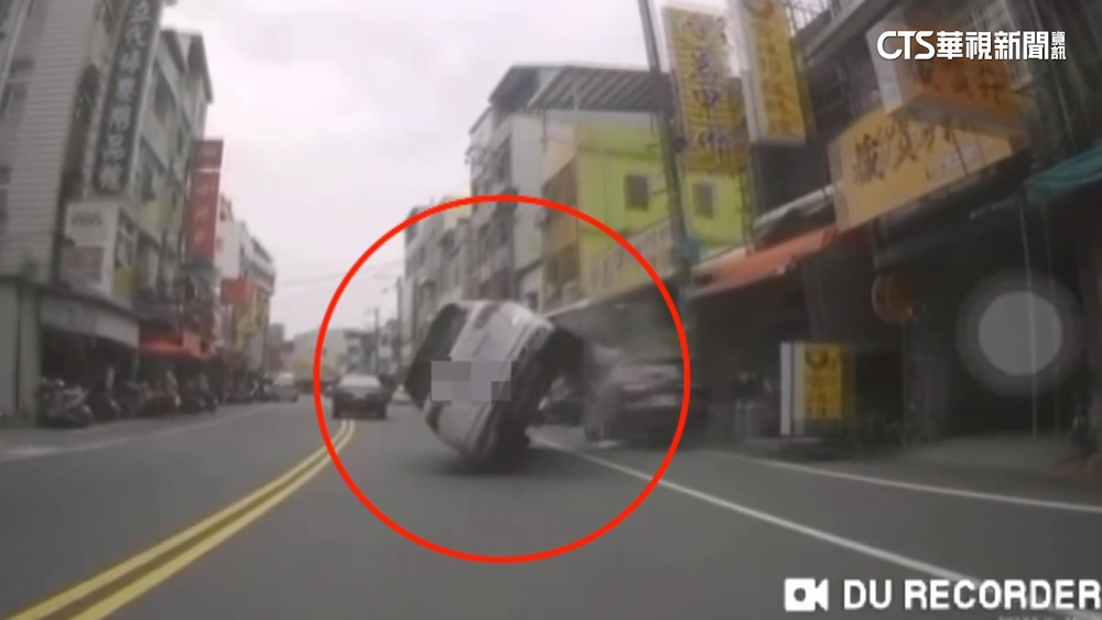開到「翻車」！　未注意路況？駕駛突偏離車道撞車