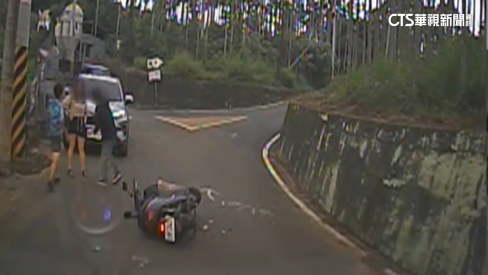 好痛！　男童騎單車下坡疑失控　逆撞機車斷2門牙飆淚