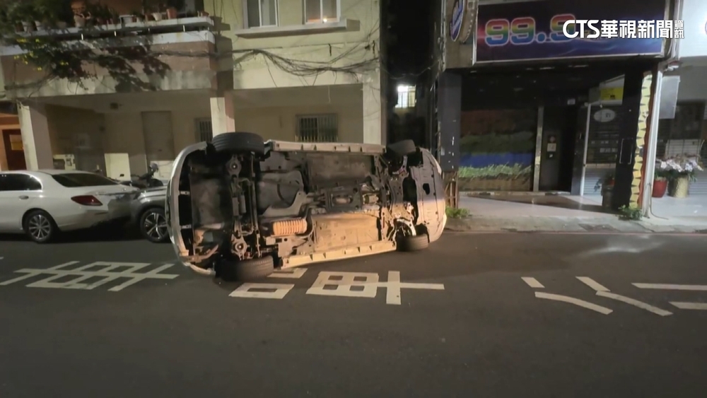 高雄轎車「疑為閃車」逆向　連撞3車側翻賠大了！
