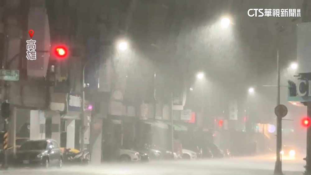 閃電劃破夜空！　高雄凌晨「閃」不停　大雷雨狂炸