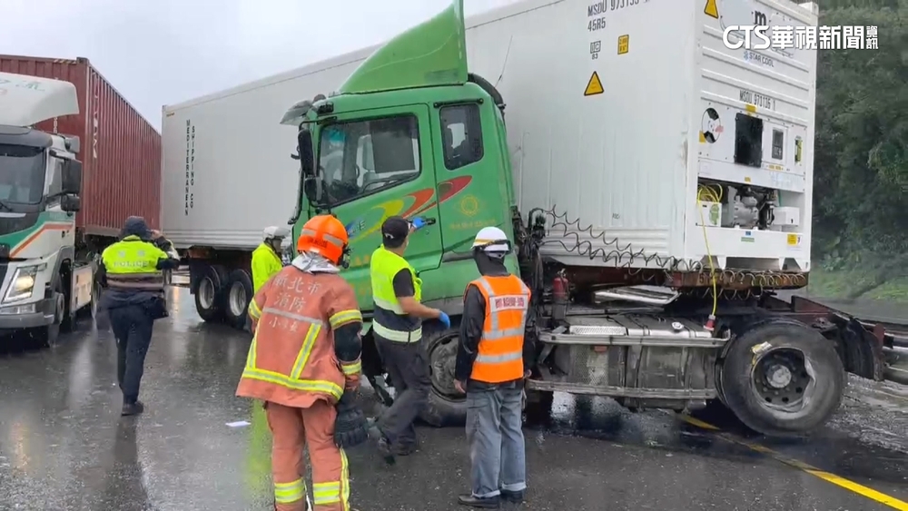 雨炸基隆！　聯結車失控撞護欄「車頭對折」.郊區落石砸車
