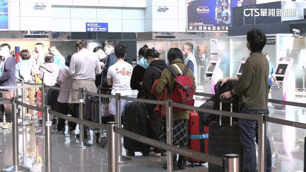 端午連假「多請一天先出國」　桃園機場湧現人潮