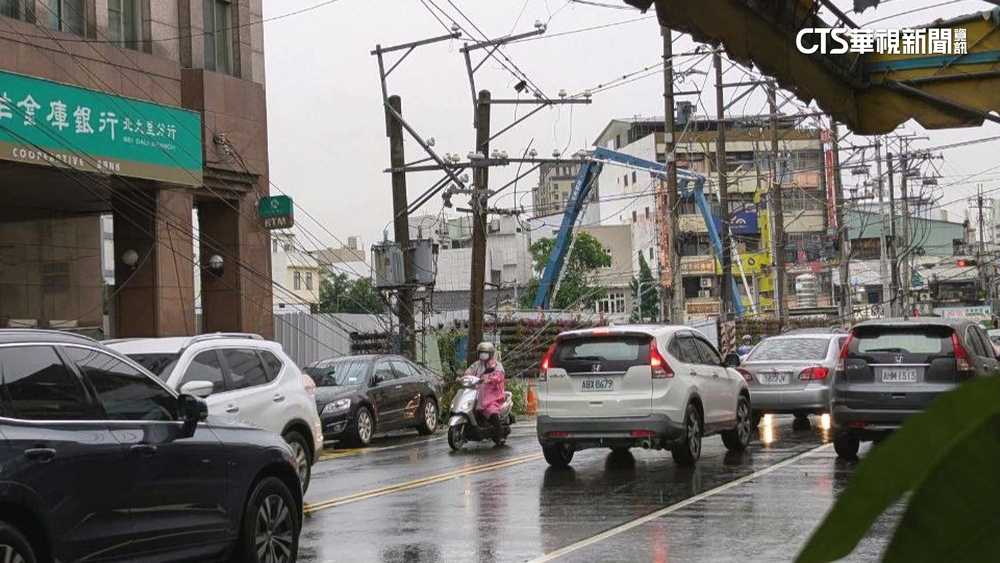 台中大里路塌電桿倒　689戶停電　市府查工地疏失