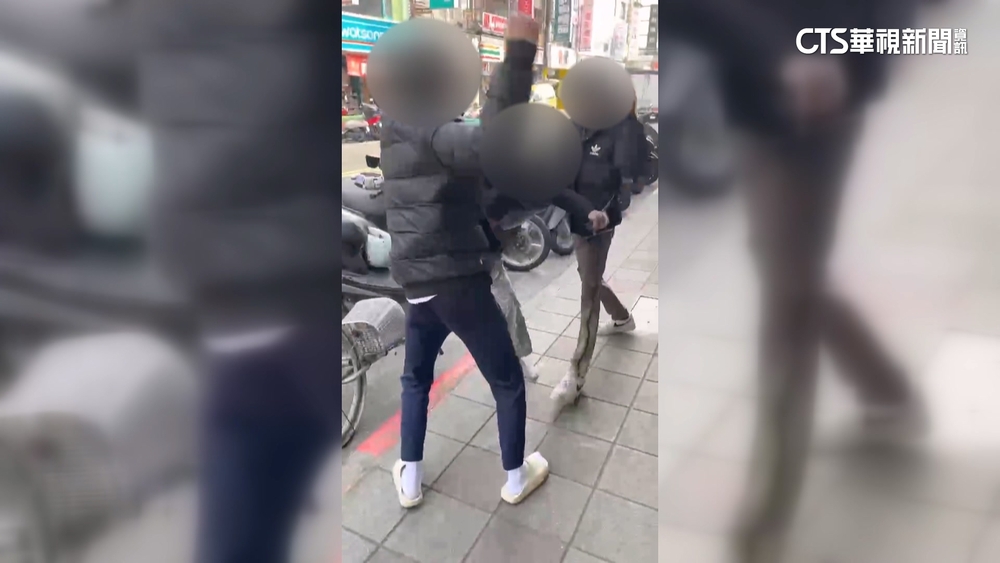 騎士不滿行人籲「禮讓」　棄車回頭打人反遭圍毆