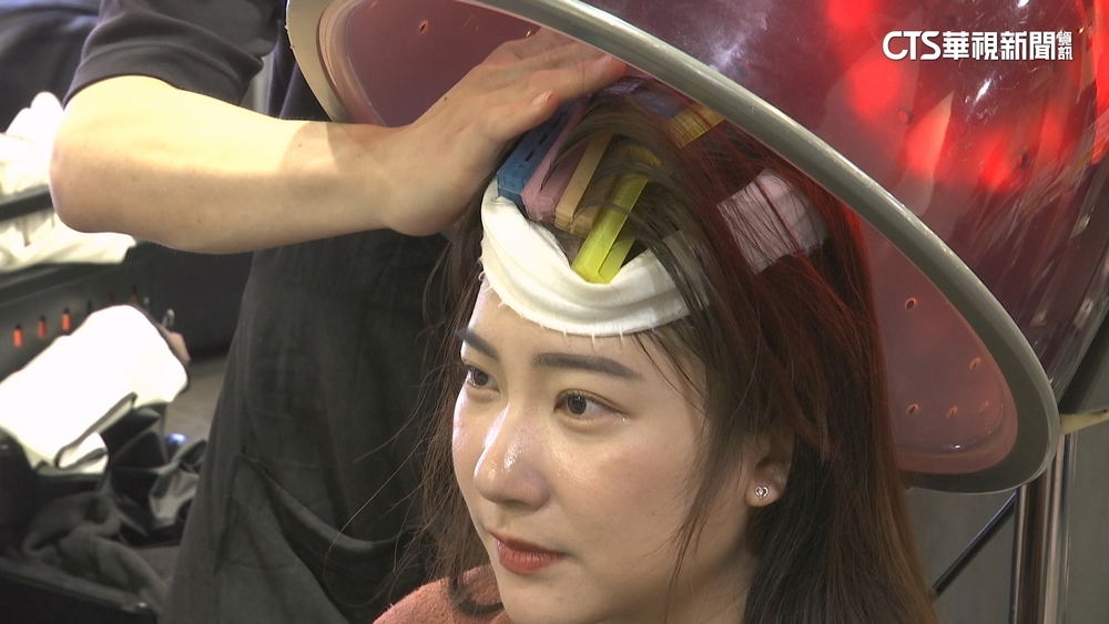 美髮業須緊盯加熱儀器　設計師：每隔5-10分鐘關心