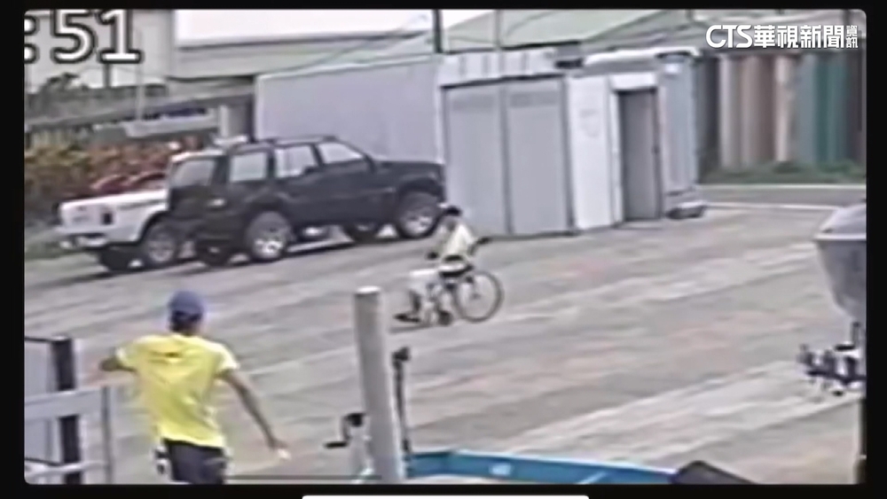 千鈞一髮！　「失速輪椅」直衝碼頭　滑水教練飛奔救翁