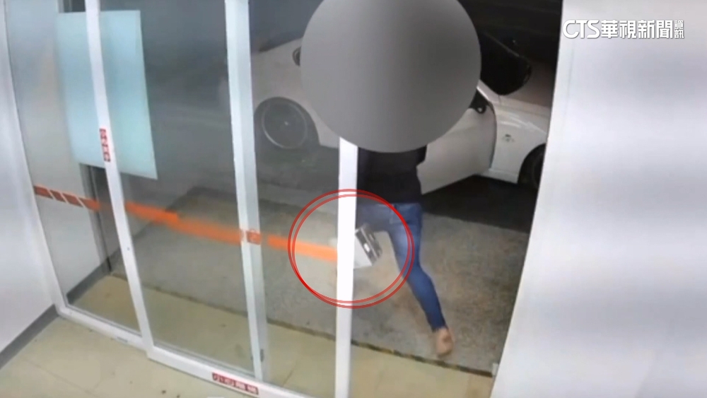 盜電商智取店錢箱逾40萬　嫌蒙面拔車牌仍被逮