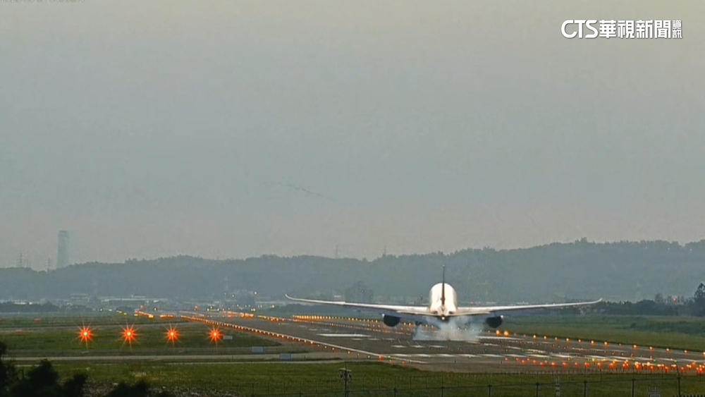 疑似遭遇鳥擊！桃機跑道一度關閉35分鐘　影響13航班