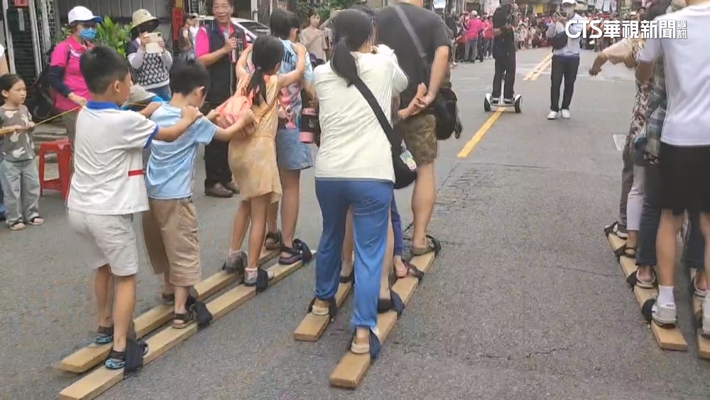 台中南屯端午慶典　民眾穿上「四人木屐」考驗默契